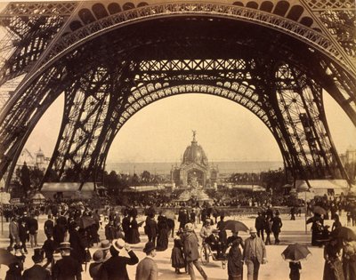 Blick durch die Basis des Eiffelturms, Blick zur Zentralkuppel, Pariser Ausstellung, 1889 von French Photographer